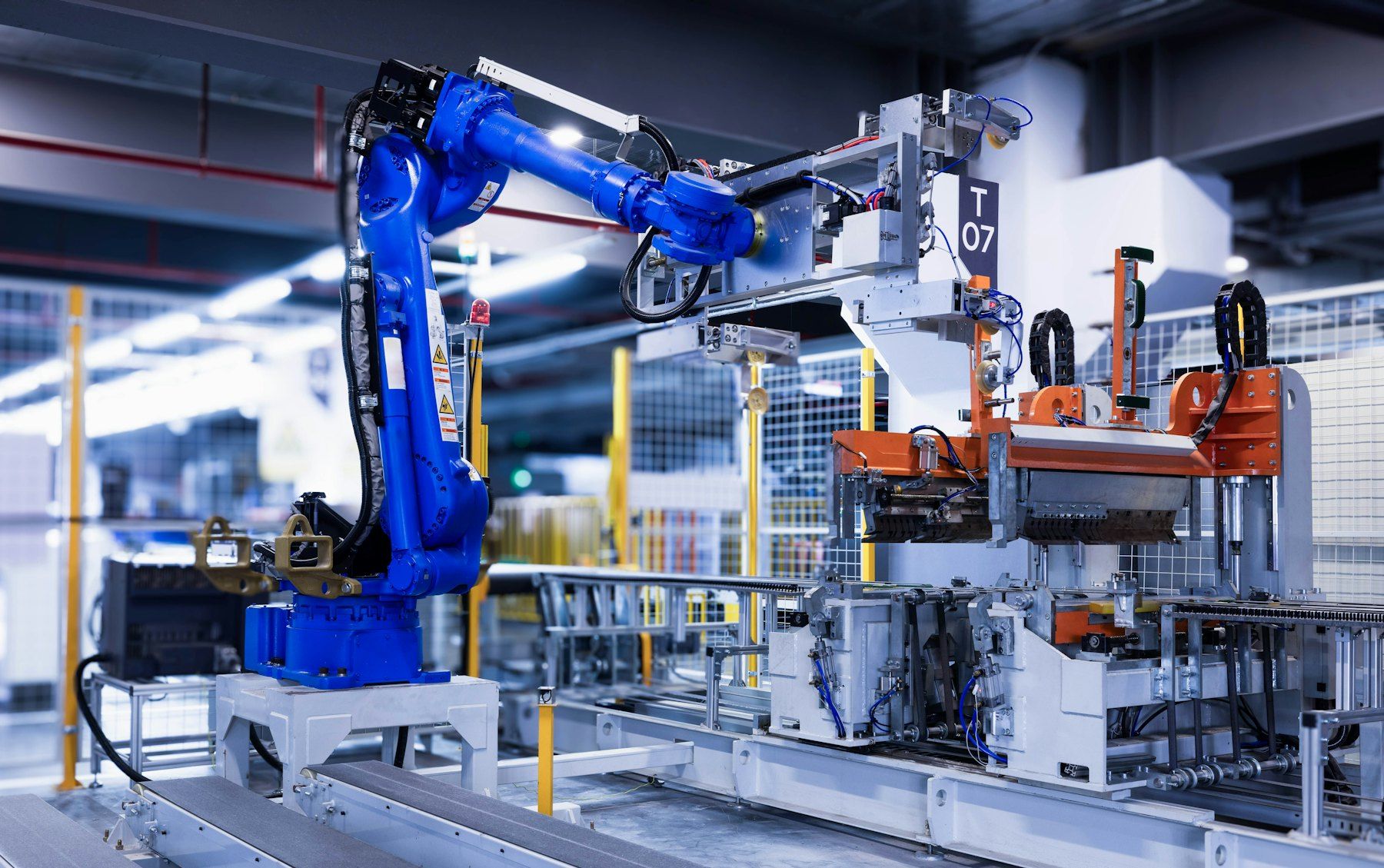 Industrieroboter in einer automatisierten Fertigungszelle